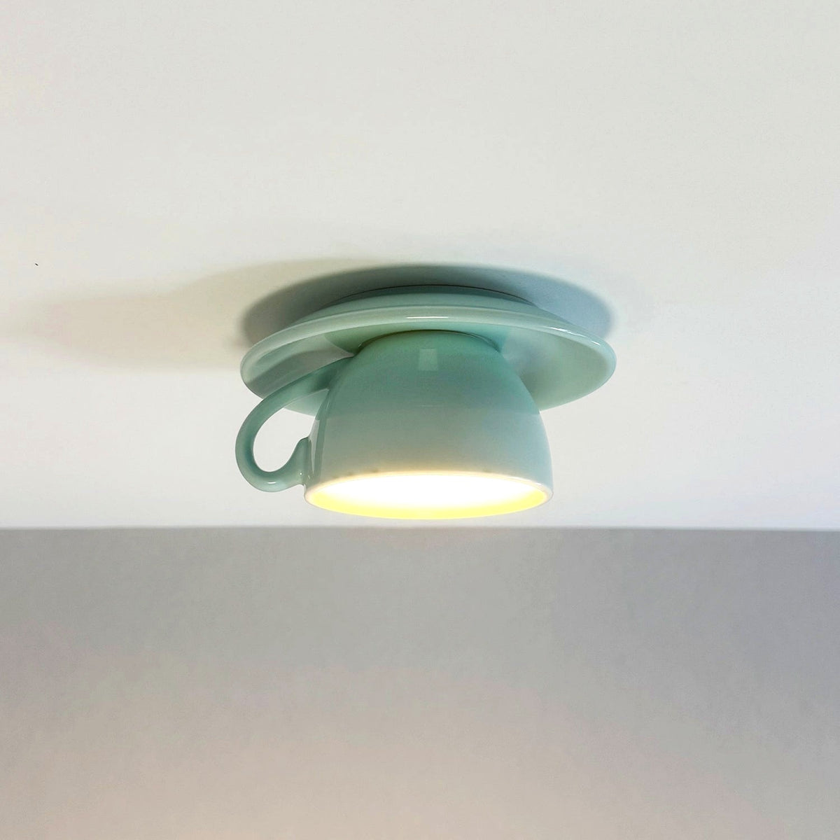 Plafonnier Tasse de Thé Céramique Rose Original - installation au plafond